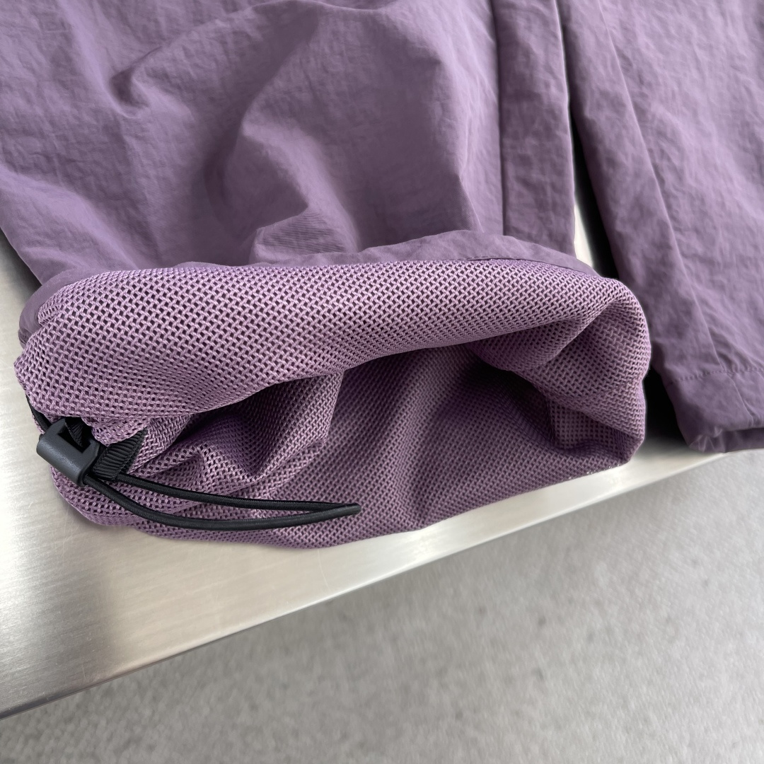 -CP 金属质感尼龙收口裤，标识性单品！富有科技感的金属尼龙面料，表面泛着淡淡的金属光泽！微皱褶皱处理，