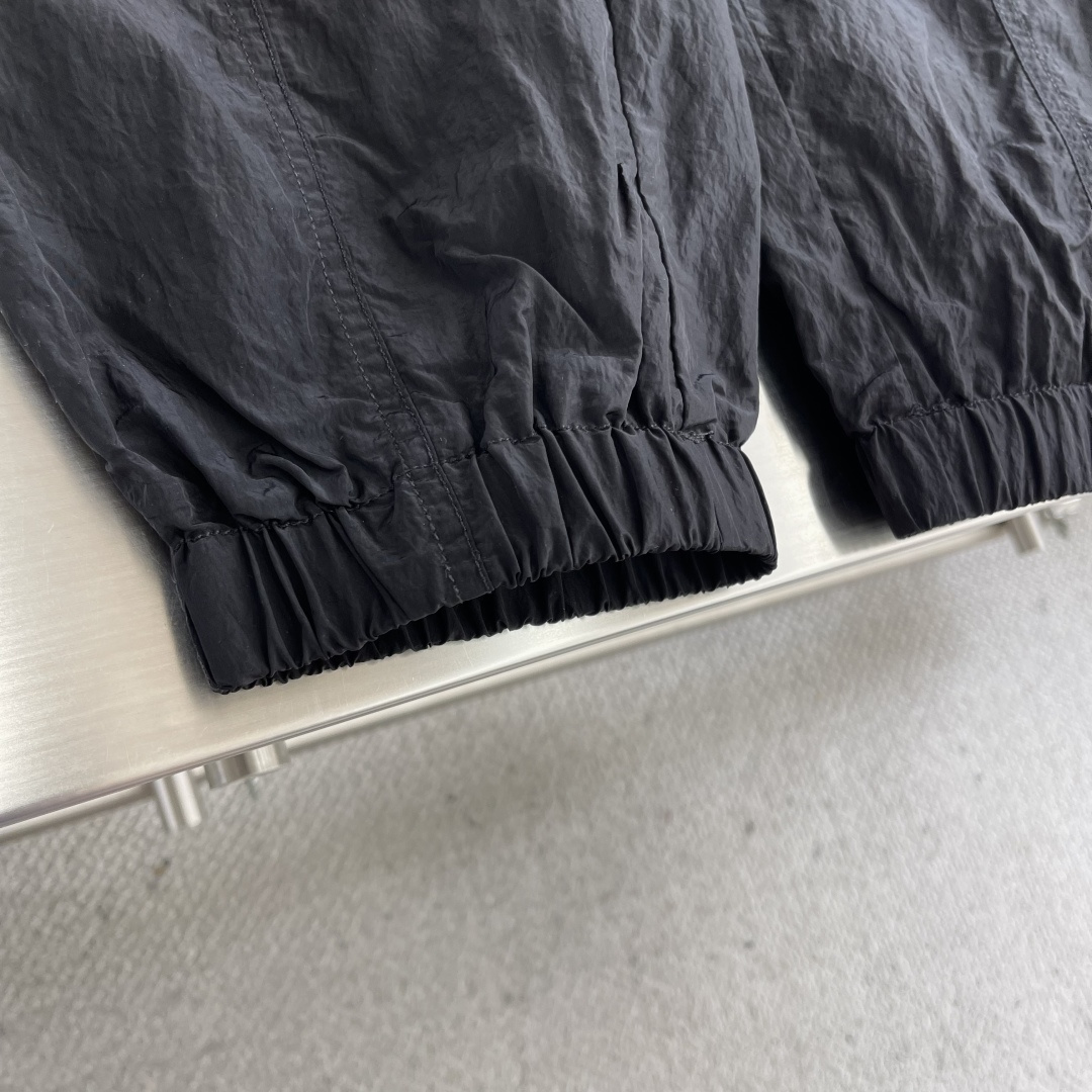 -Stone Island 2025秋冬新款工装风休闲卫裤透气性出色，通过立体剪裁的工艺和收口的裤脚，让