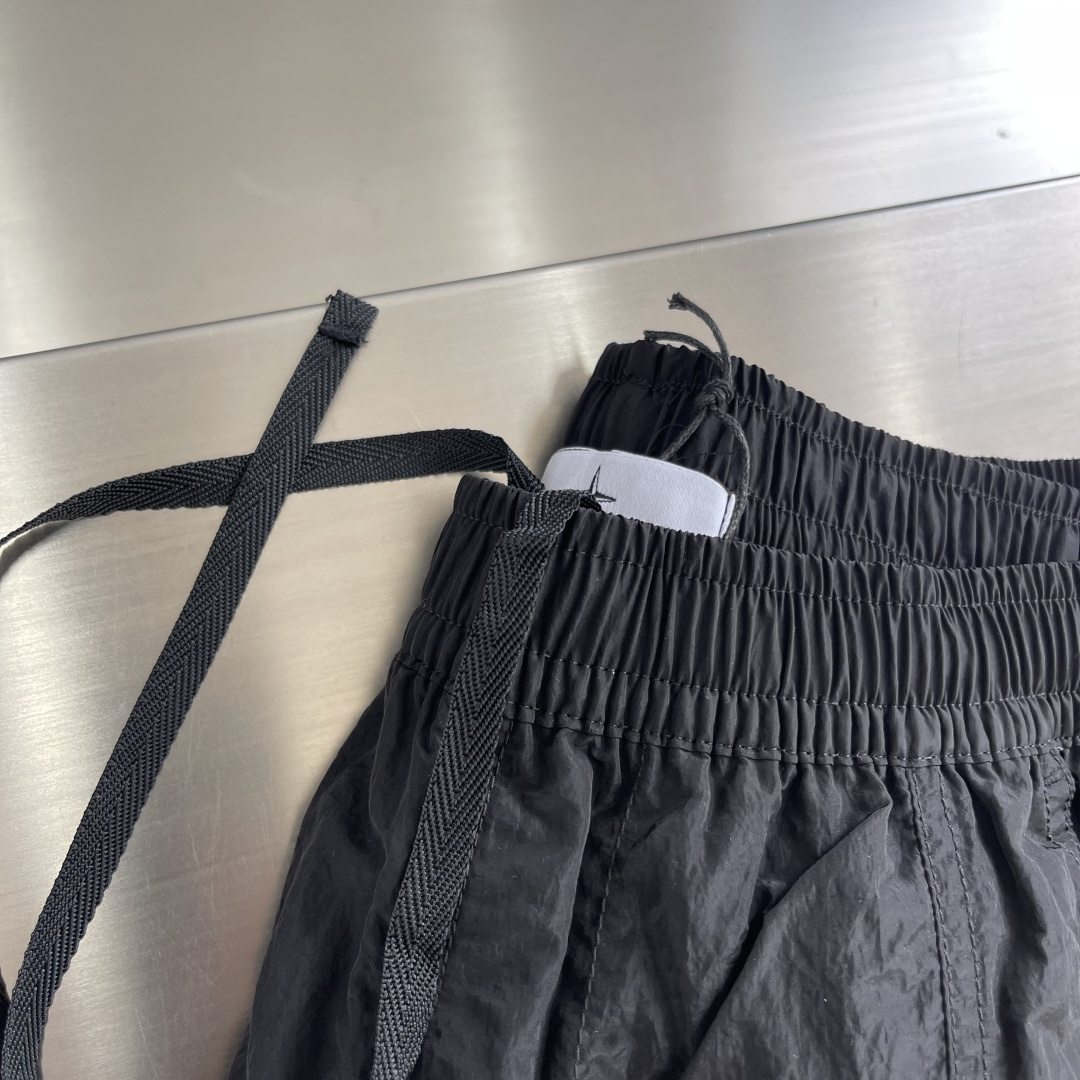-Stone Island 2025秋冬新款工装风休闲卫裤透气性出色，通过立体剪裁的工艺和收口的裤脚，让