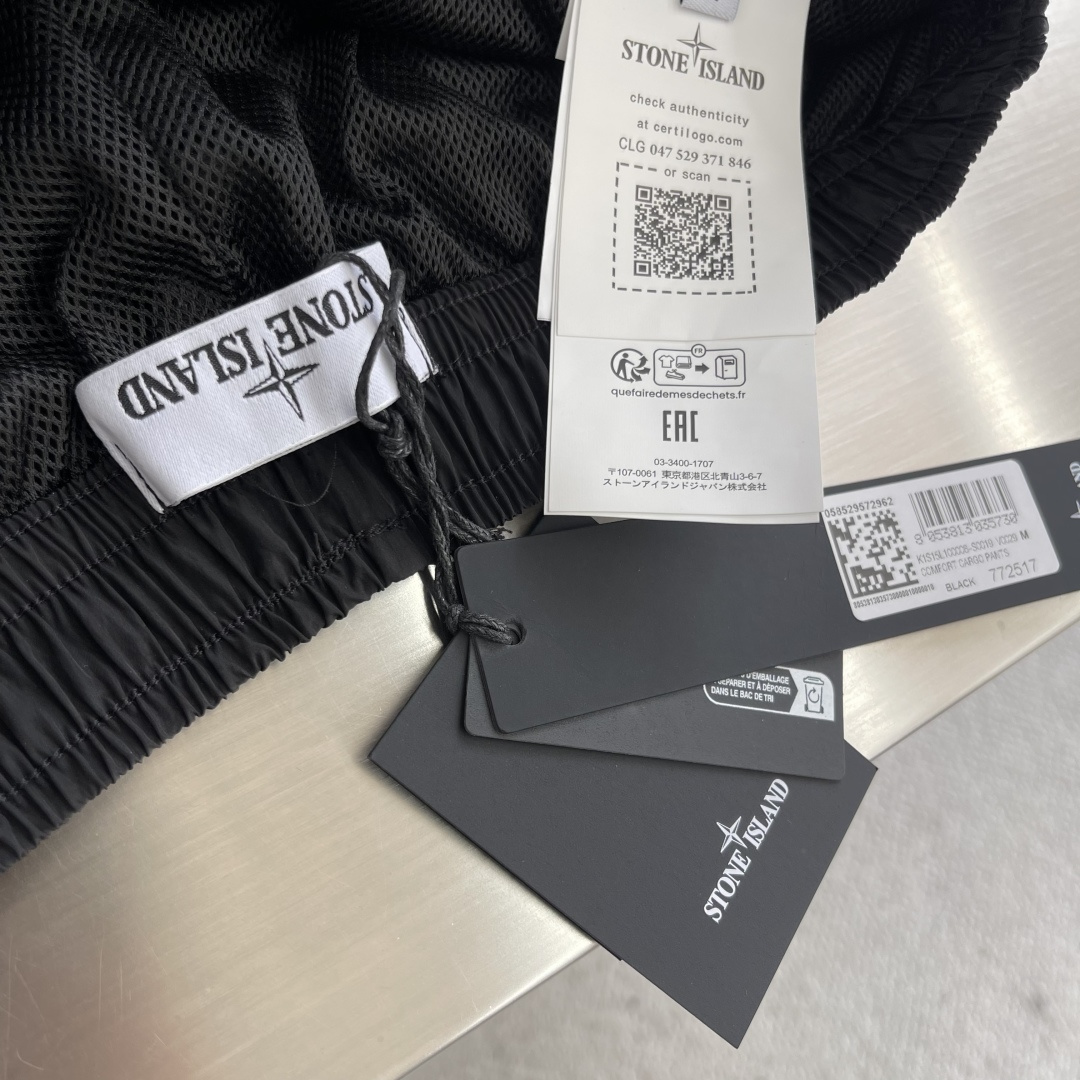 -Stone Island 2025秋冬新款工装风休闲卫裤透气性出色，通过立体剪裁的工艺和收口的裤脚，让