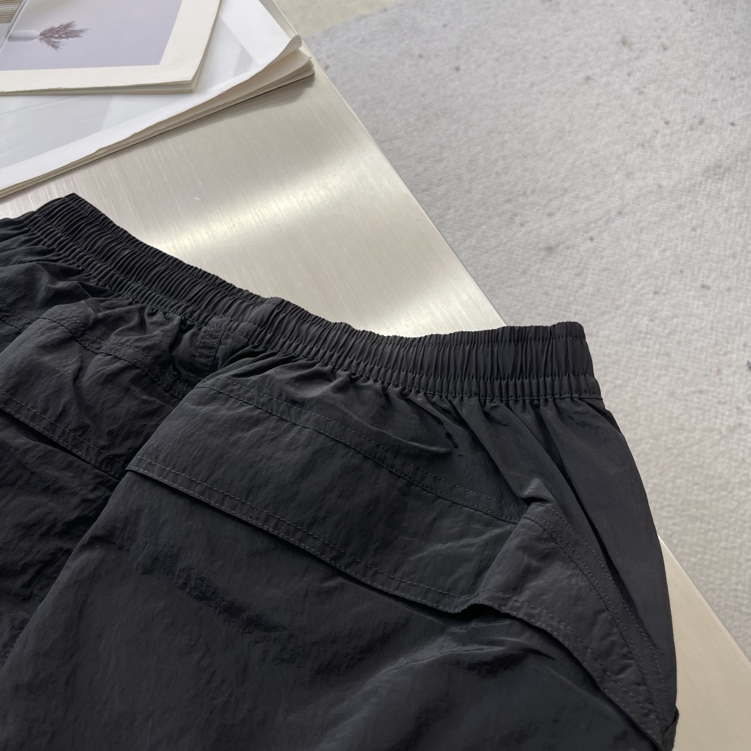 -Stone Island 2025秋冬新款工装风休闲卫裤透气性出色，通过立体剪裁的工艺和收口的裤脚，让