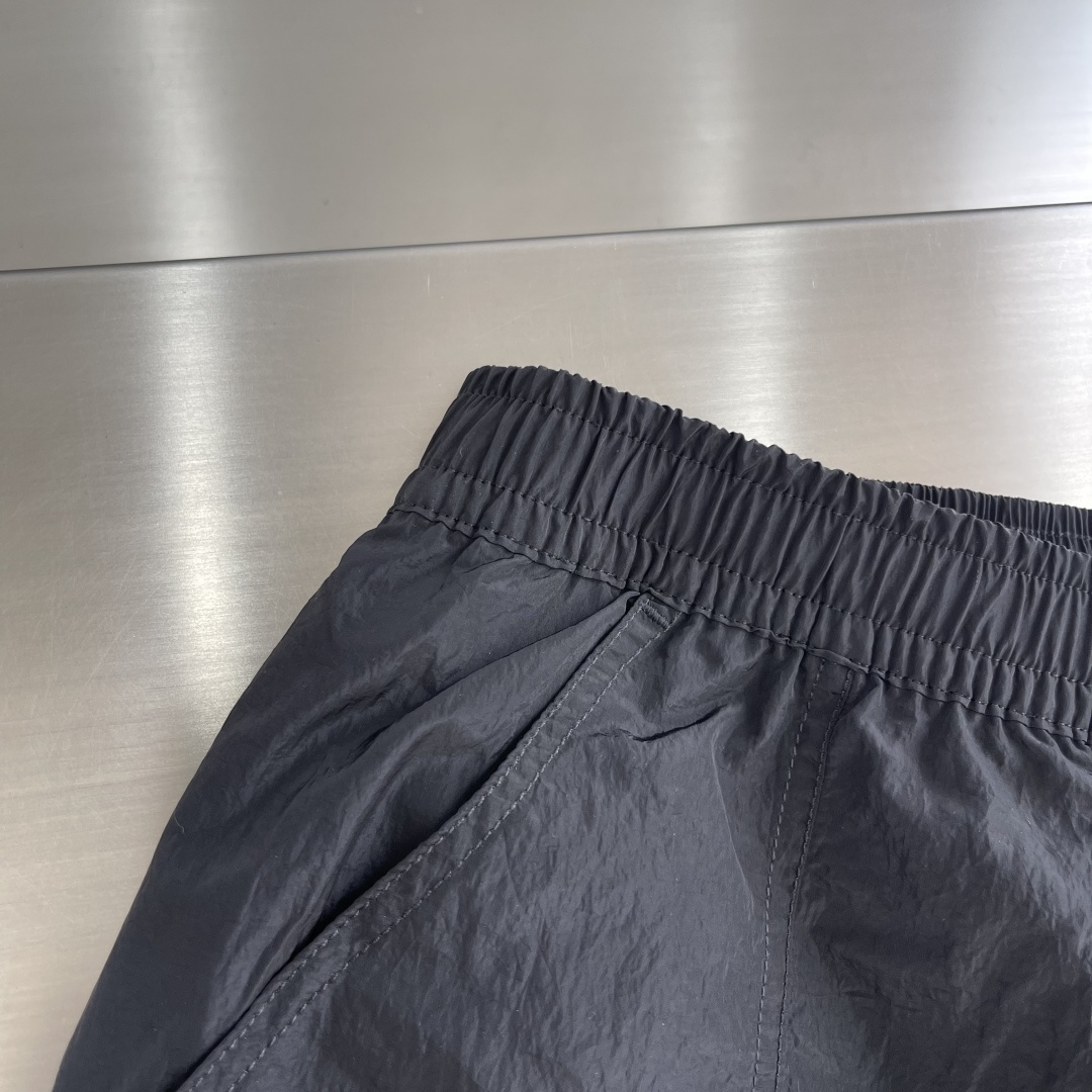 -Stone Island 2025秋冬新款工装风休闲卫裤透气性出色，通过立体剪裁的工艺和收口的裤脚，让