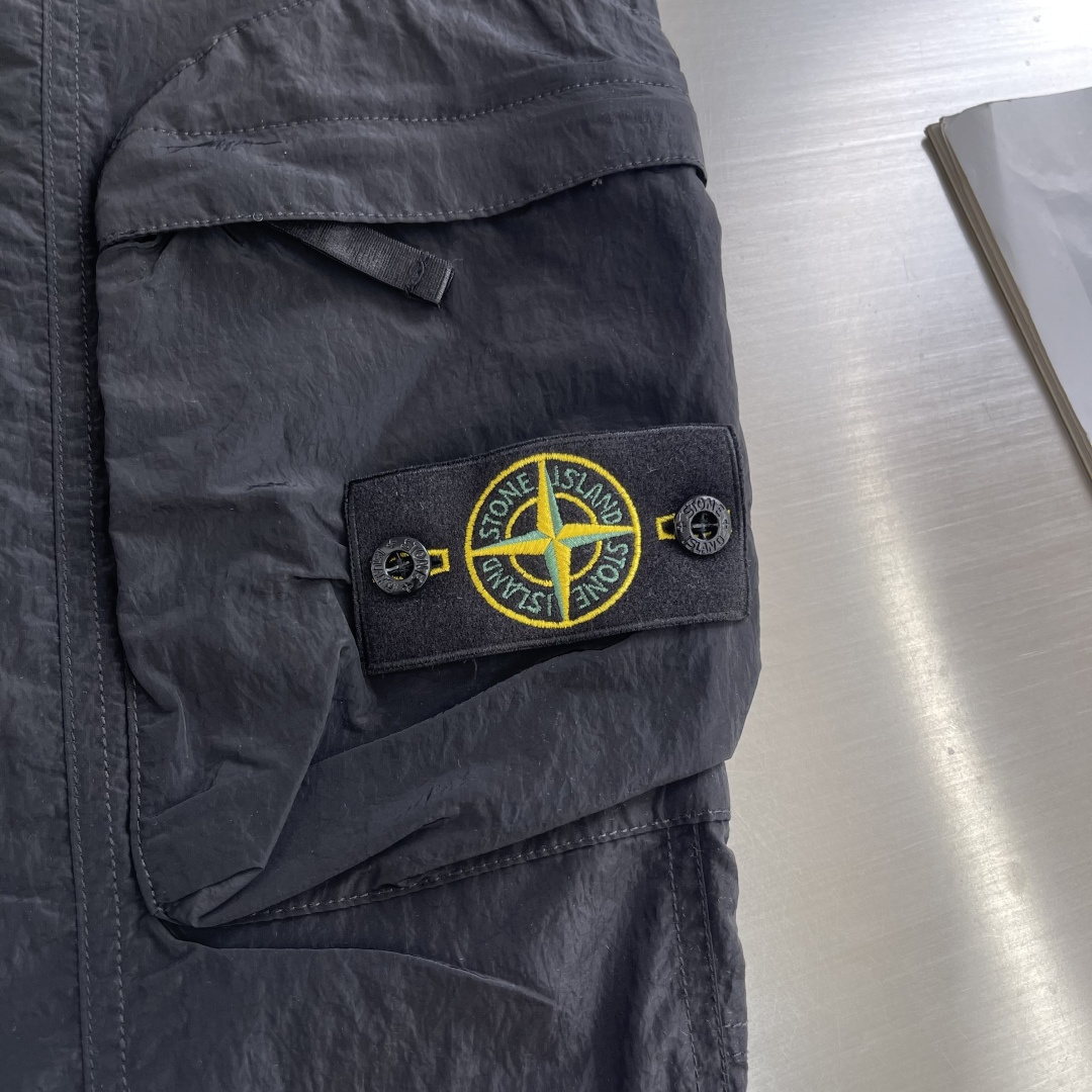 -Stone Island 2025秋冬新款工装风休闲卫裤透气性出色，通过立体剪裁的工艺和收口的裤脚，让