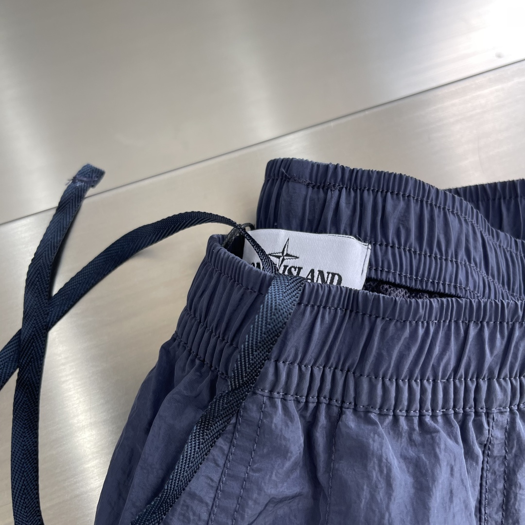 -Stone Island 2025秋冬新款工装风休闲卫裤透气性出色，通过立体剪裁的工艺和收口的裤脚，让