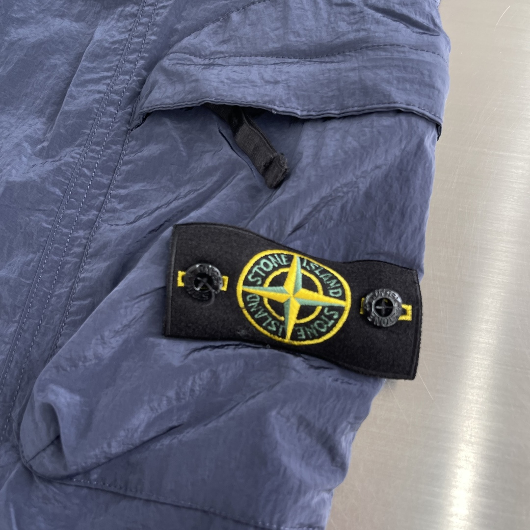 -Stone Island 2025秋冬新款工装风休闲卫裤透气性出色，通过立体剪裁的工艺和收口的裤脚，让