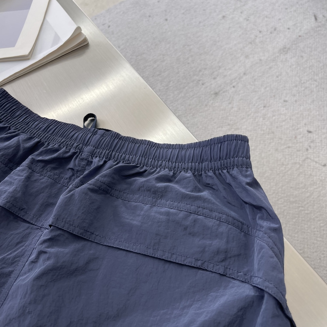 -Stone Island 2025秋冬新款工装风休闲卫裤透气性出色，通过立体剪裁的工艺和收口的裤脚，让