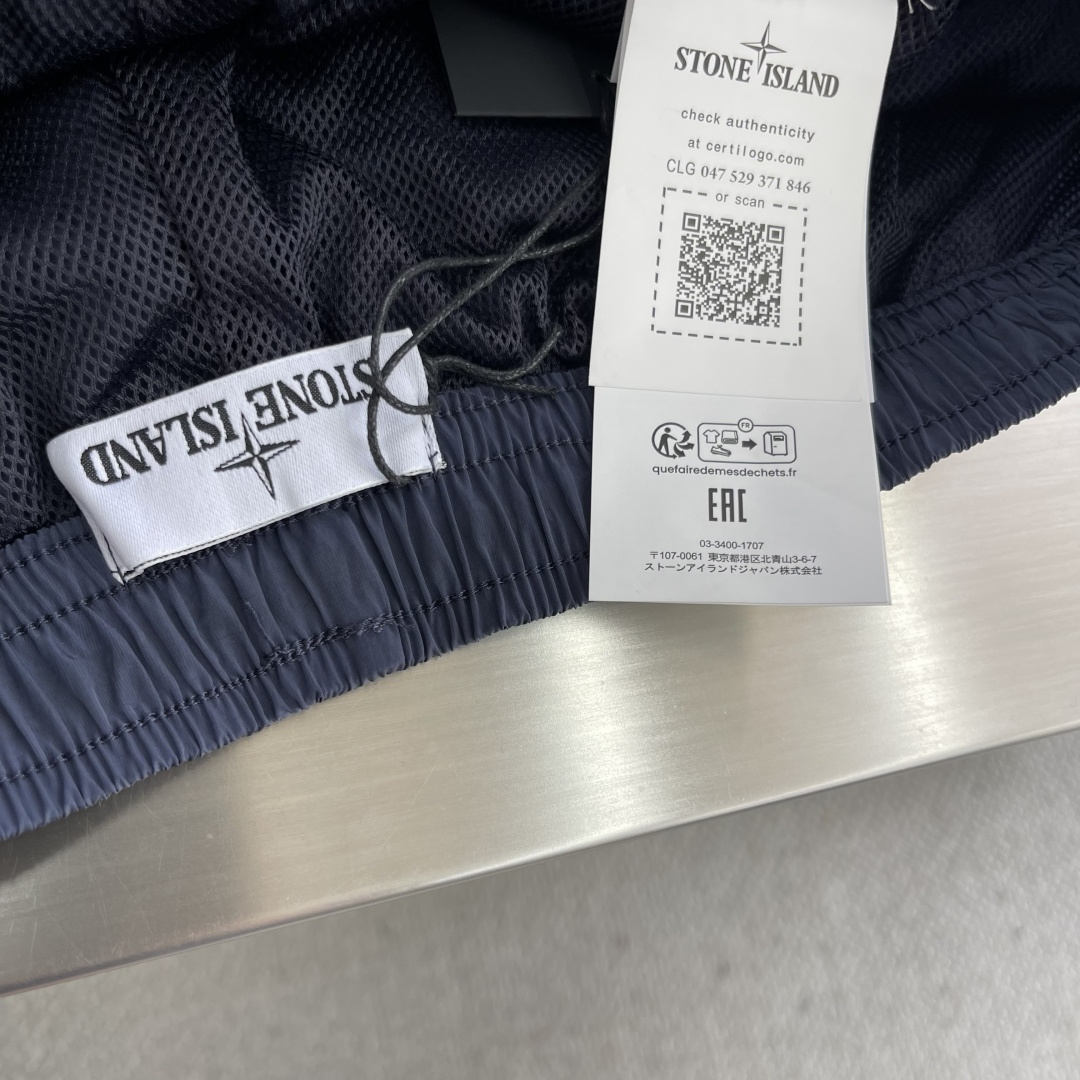 -Stone Island 2025秋冬新款工装风休闲卫裤透气性出色，通过立体剪裁的工艺和收口的裤脚，让