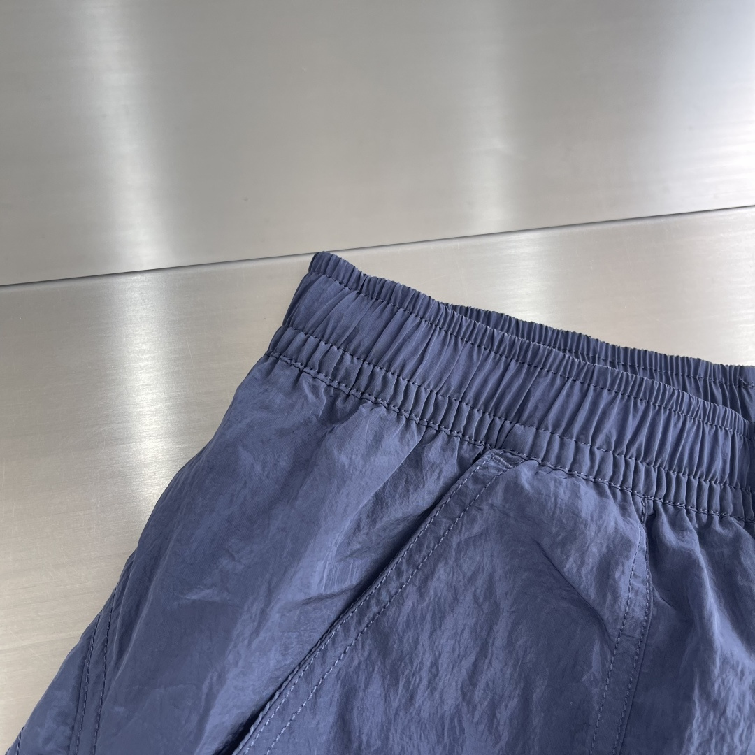 -Stone Island 2025秋冬新款工装风休闲卫裤透气性出色，通过立体剪裁的工艺和收口的裤脚，让