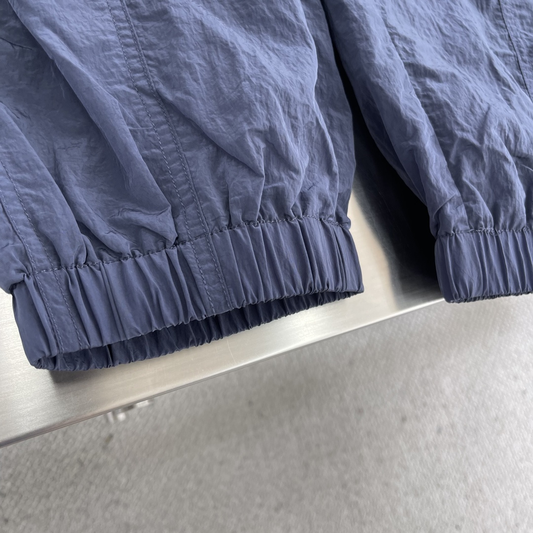 -Stone Island 2025秋冬新款工装风休闲卫裤透气性出色，通过立体剪裁的工艺和收口的裤脚，让