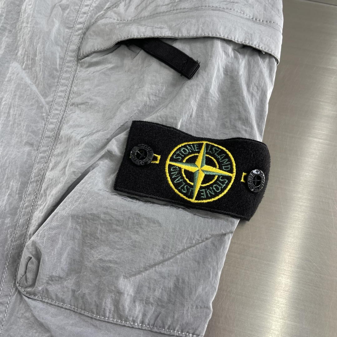 -Stone Island 2025秋冬新款工装风休闲卫裤透气性出色，通过立体剪裁的工艺和收口的裤脚，让