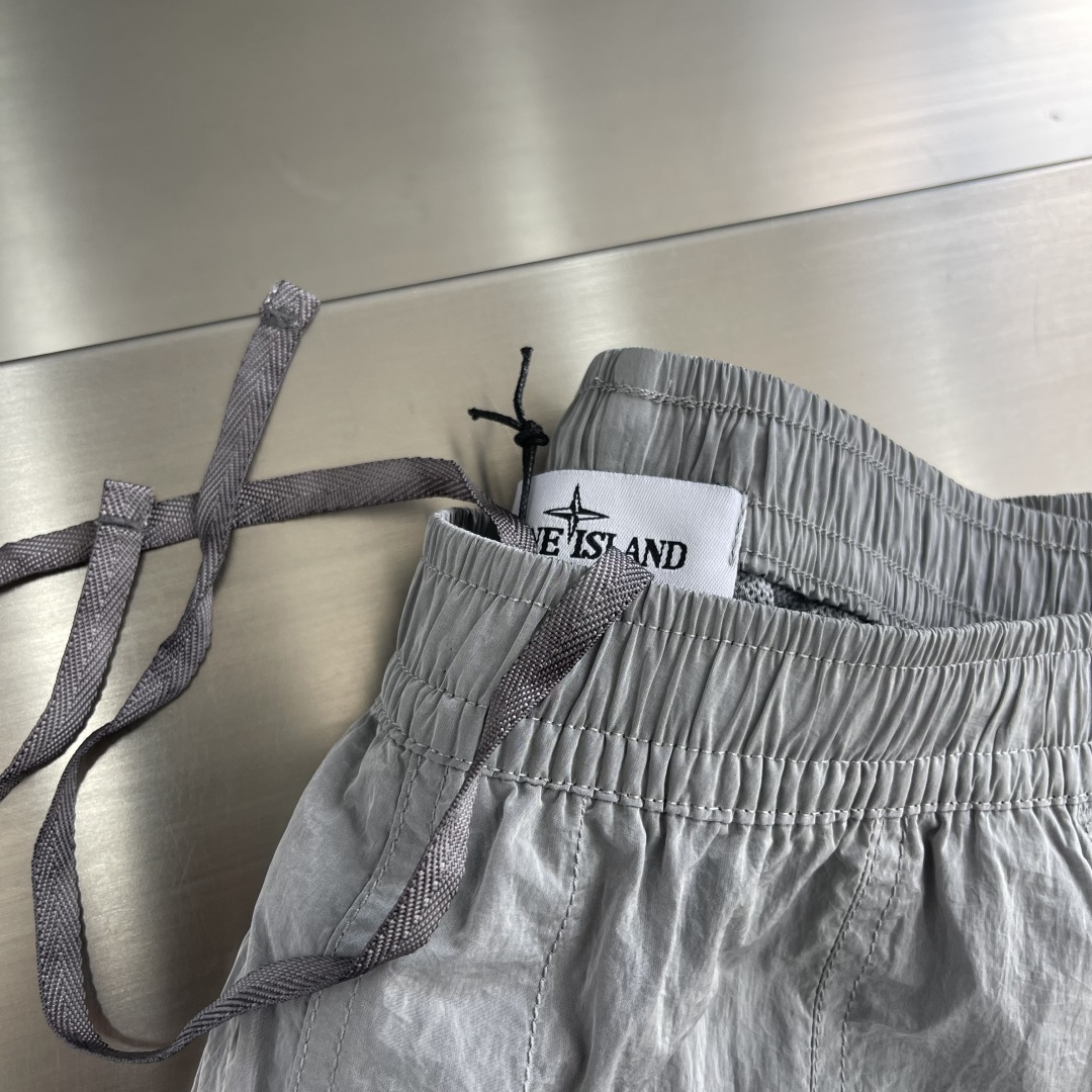 -Stone Island 2025秋冬新款工装风休闲卫裤透气性出色，通过立体剪裁的工艺和收口的裤脚，让
