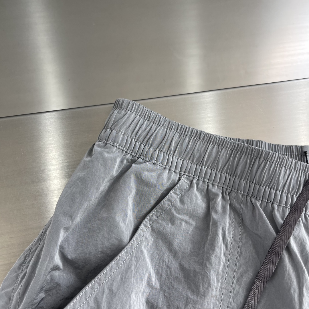 -Stone Island 2025秋冬新款工装风休闲卫裤透气性出色，通过立体剪裁的工艺和收口的裤脚，让