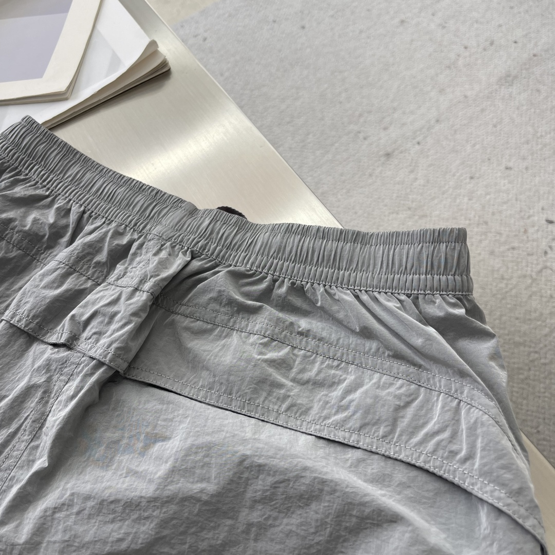 -Stone Island 2025秋冬新款工装风休闲卫裤透气性出色，通过立体剪裁的工艺和收口的裤脚，让