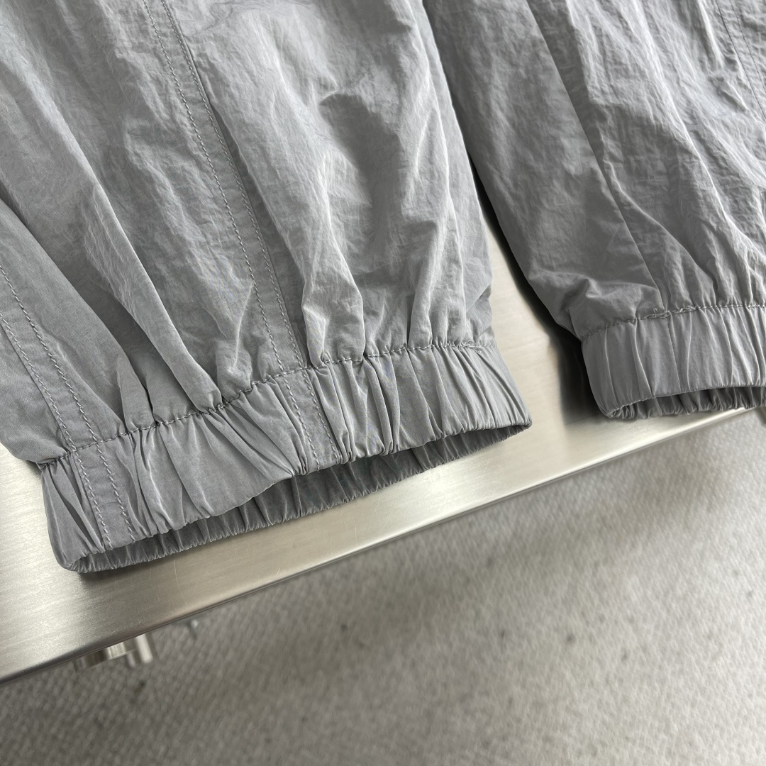 -Stone Island 2025秋冬新款工装风休闲卫裤透气性出色，通过立体剪裁的工艺和收口的裤脚，让