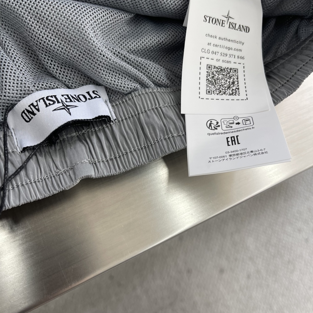 -Stone Island 2025秋冬新款工装风休闲卫裤透气性出色，通过立体剪裁的工艺和收口的裤脚，让