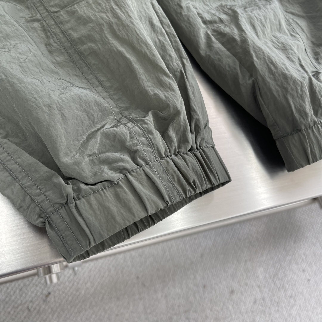 -Stone Island 2025秋冬新款工装风休闲卫裤透气性出色，通过立体剪裁的工艺和收口的裤脚，让