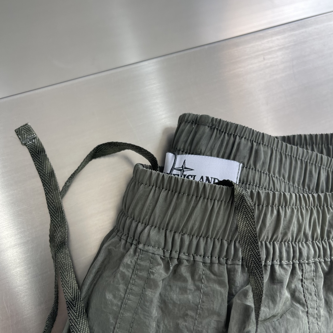 -Stone Island 2025秋冬新款工装风休闲卫裤透气性出色，通过立体剪裁的工艺和收口的裤脚，让