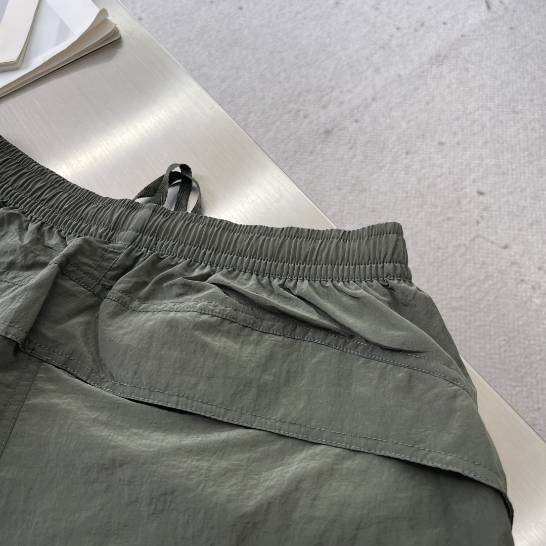 -Stone Island 2025秋冬新款工装风休闲卫裤透气性出色，通过立体剪裁的工艺和收口的裤脚，让