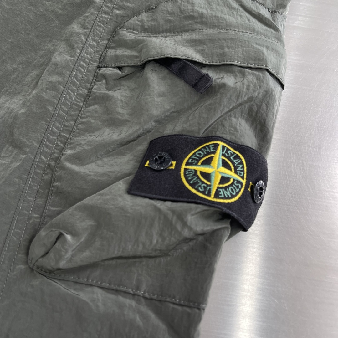 -Stone Island 2025秋冬新款工装风休闲卫裤透气性出色，通过立体剪裁的工艺和收口的裤脚，让