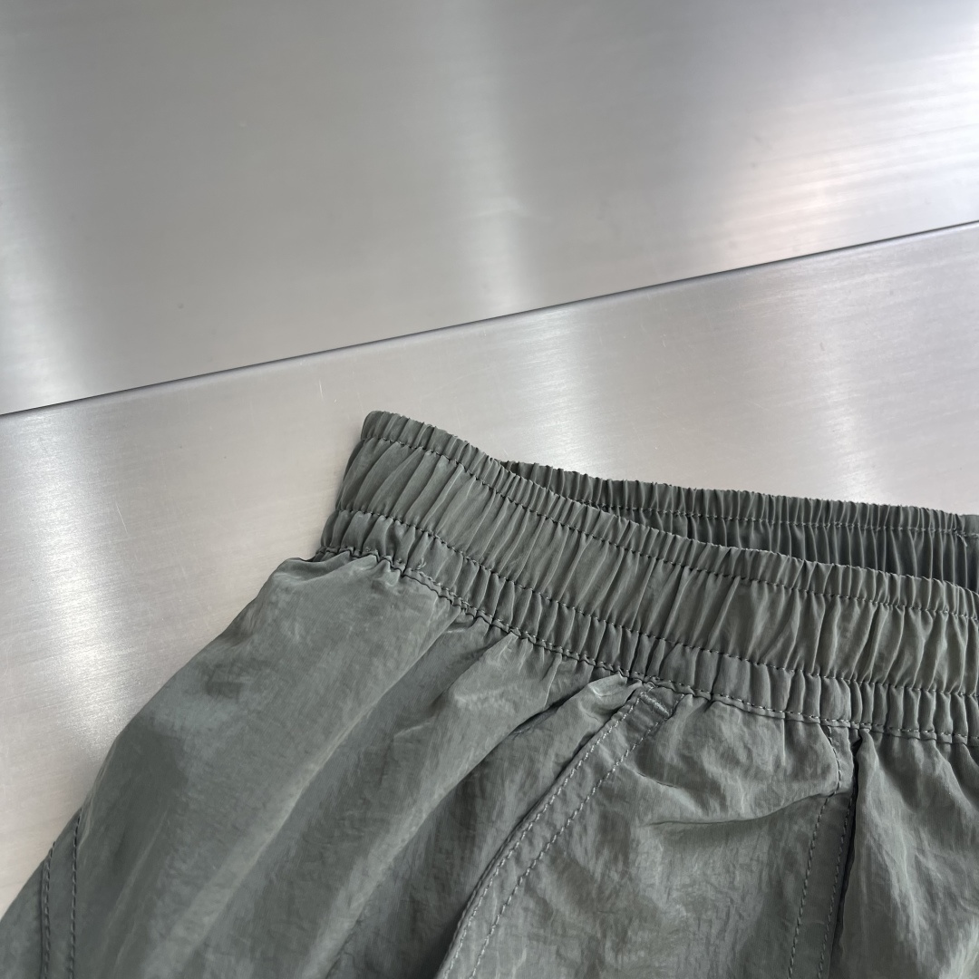 -Stone Island 2025秋冬新款工装风休闲卫裤透气性出色，通过立体剪裁的工艺和收口的裤脚，让