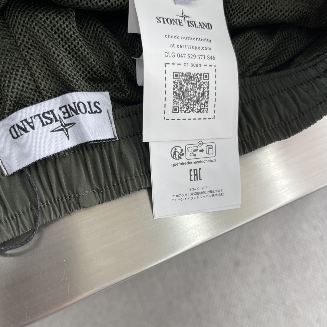 -Stone Island 2025秋冬新款工装风休闲卫裤透气性出色，通过立体剪裁的工艺和收口的裤脚，让