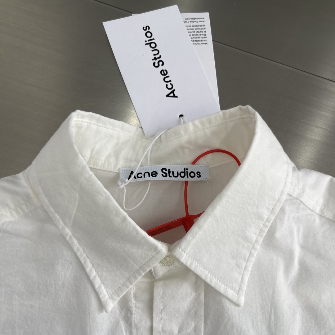 -Acne Studios 提花徽标衬衫定制瑬光天丝云柔缎 轻盈垂顺 舒适贴肤 以纯粹与洁净的白色做主色