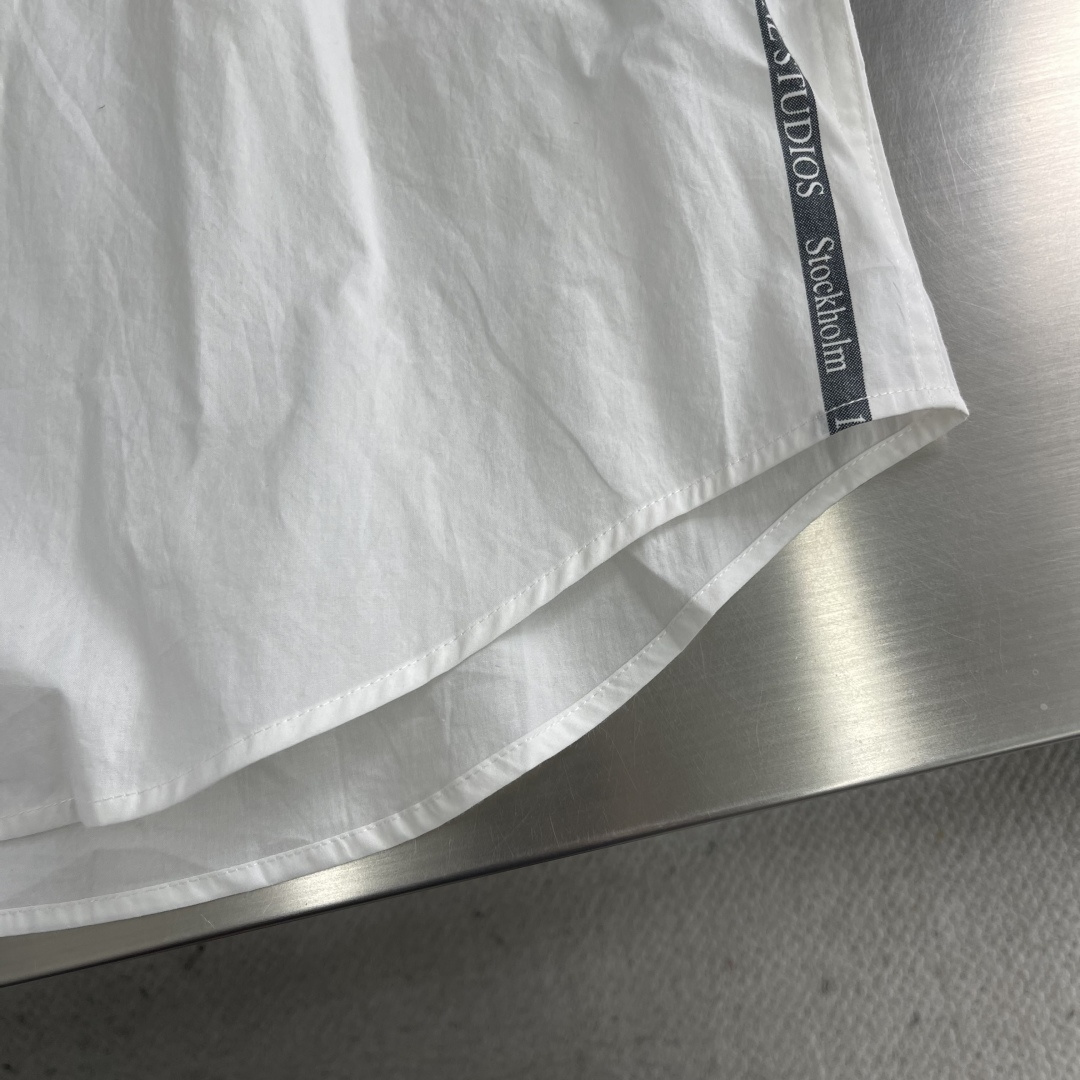 -Acne Studios 提花徽标衬衫定制瑬光天丝云柔缎 轻盈垂顺 舒适贴肤 以纯粹与洁净的白色做主色