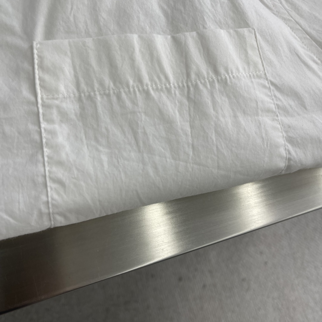 -Acne Studios 提花徽标衬衫定制瑬光天丝云柔缎 轻盈垂顺 舒适贴肤 以纯粹与洁净的白色做主色