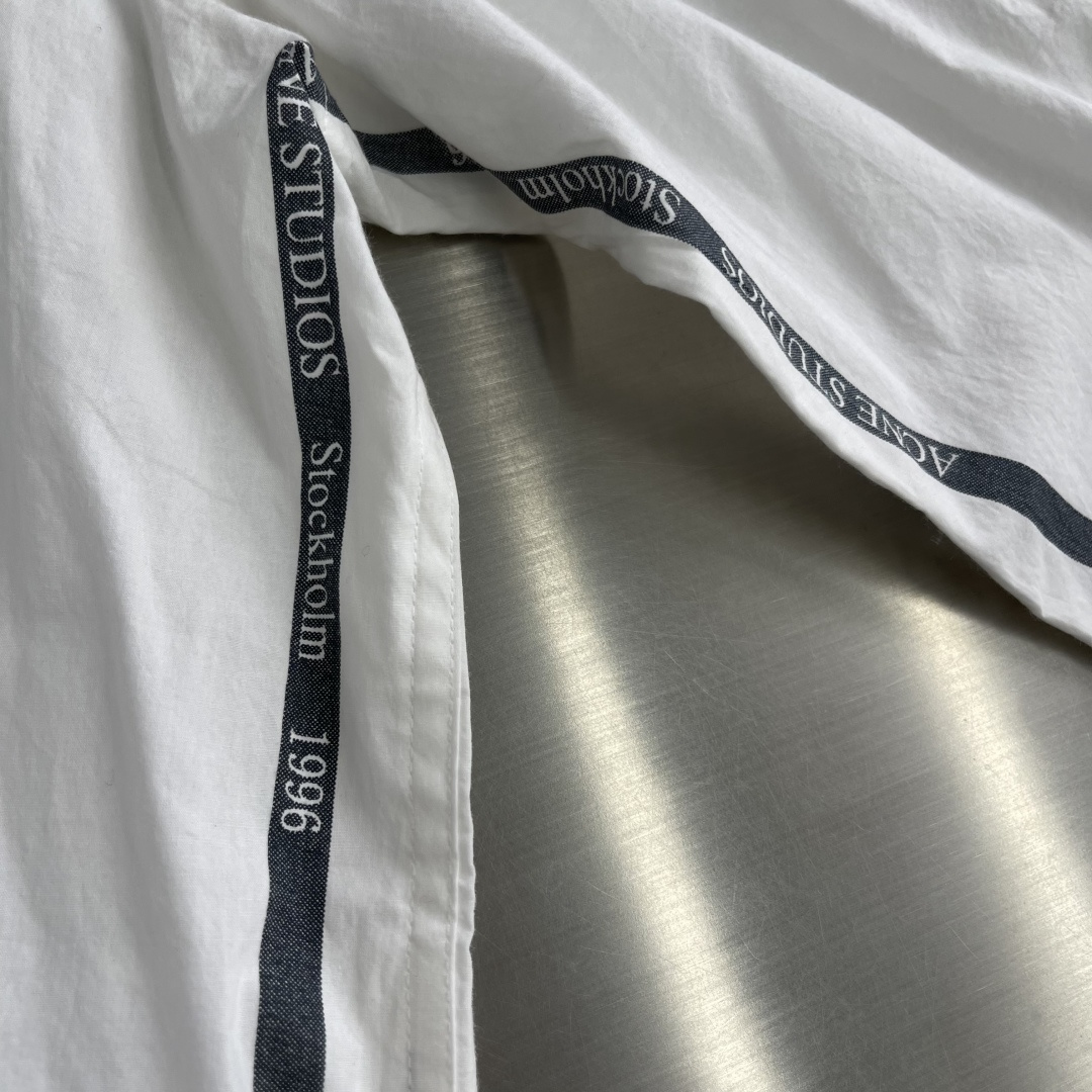 -Acne Studios 提花徽标衬衫定制瑬光天丝云柔缎 轻盈垂顺 舒适贴肤 以纯粹与洁净的白色做主色