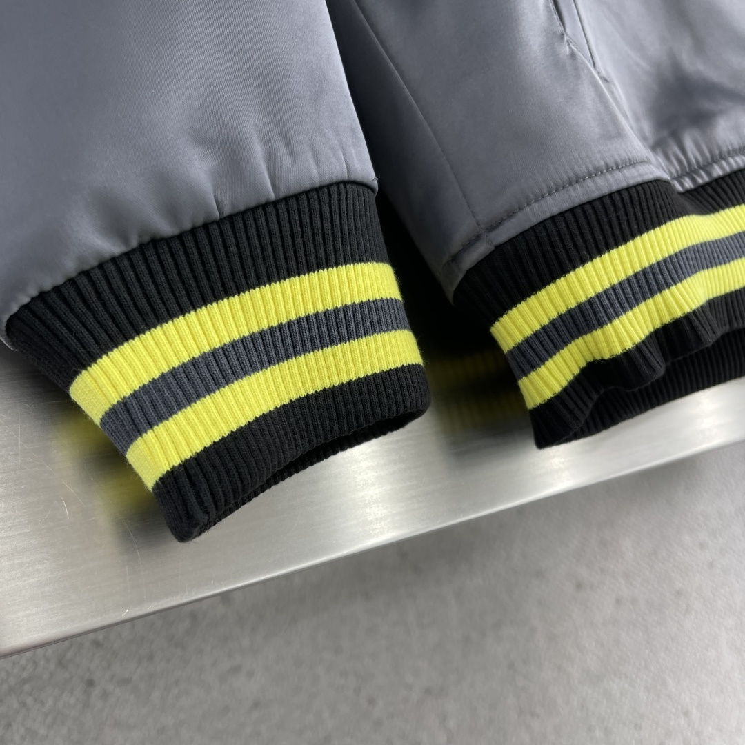 -驴牌 25fw花朵缎面棉服夹克秋冬秀场，将瞩目 1V 花卉贴饰和手写体 Vuitton 标识分饰前后，