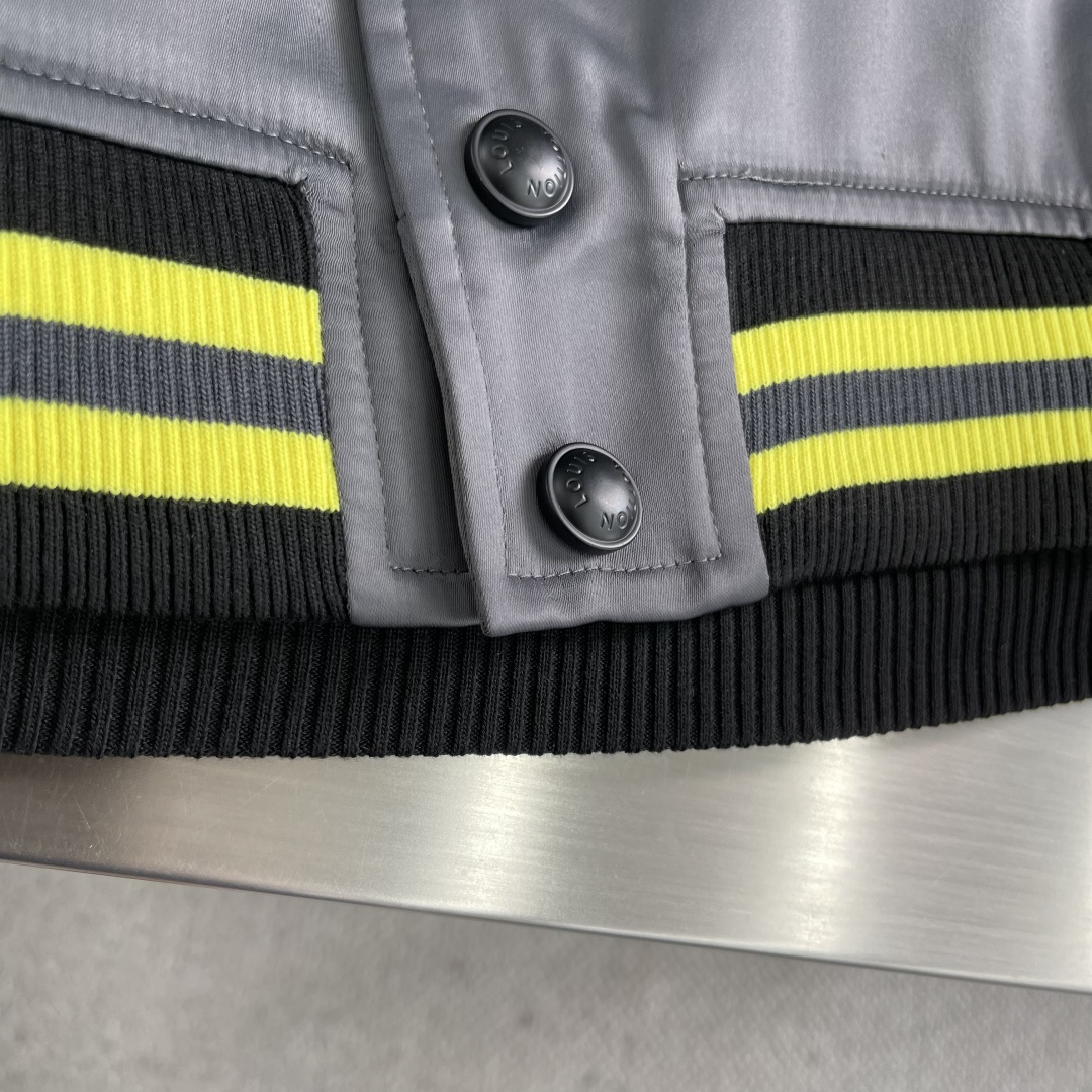 -驴牌 25fw花朵缎面棉服夹克秋冬秀场，将瞩目 1V 花卉贴饰和手写体 Vuitton 标识分饰前后，