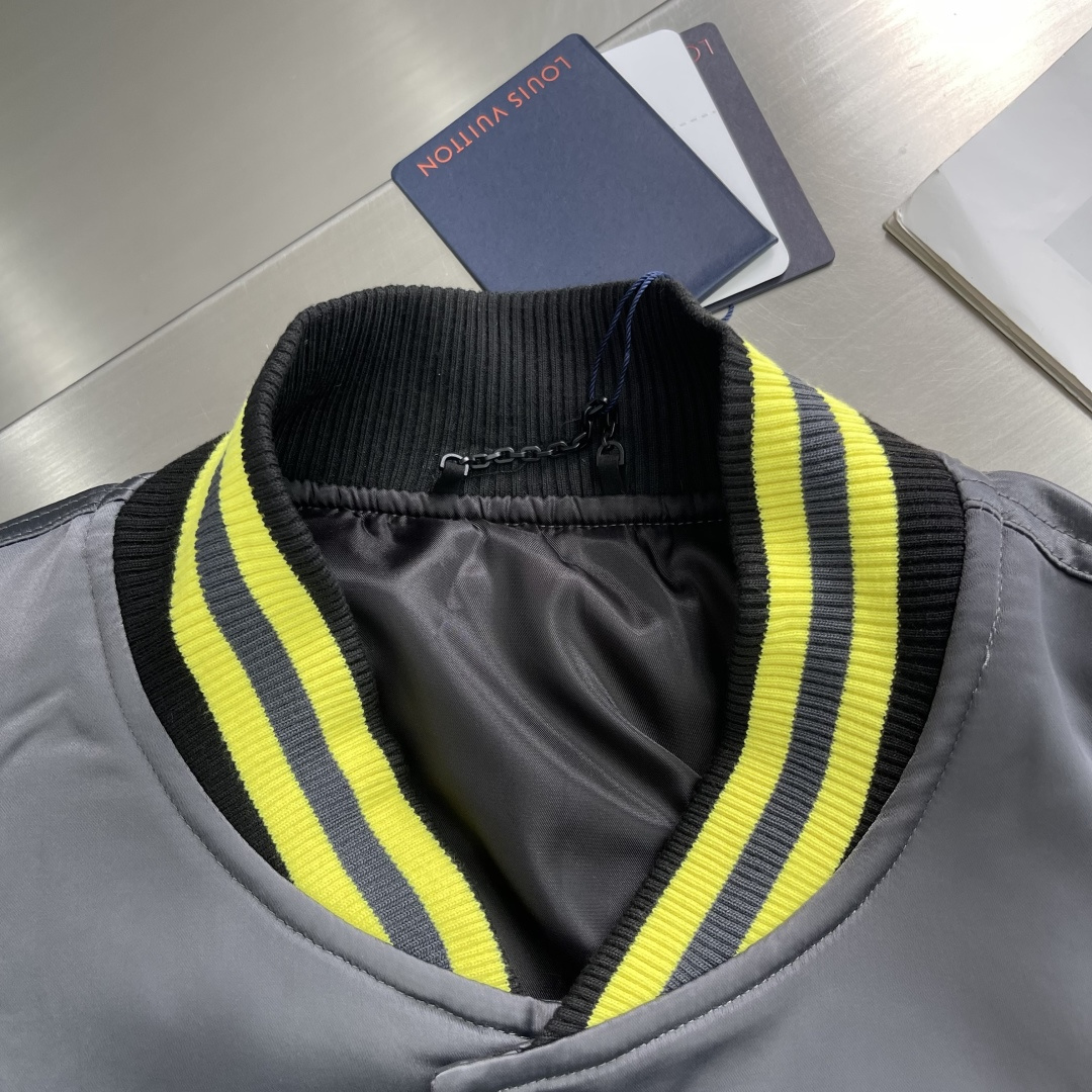 -驴牌 25fw花朵缎面棉服夹克秋冬秀场，将瞩目 1V 花卉贴饰和手写体 Vuitton 标识分饰前后，