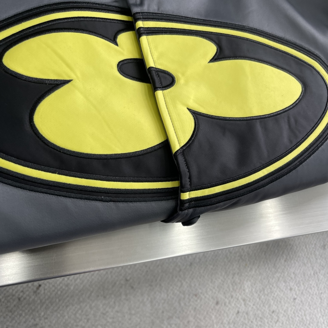 -驴牌 25fw花朵缎面棉服夹克秋冬秀场，将瞩目 1V 花卉贴饰和手写体 Vuitton 标识分饰前后，