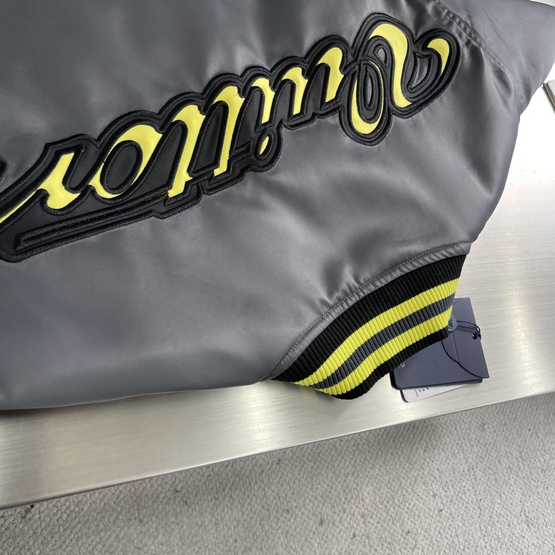 -驴牌 25fw花朵缎面棉服夹克秋冬秀场，将瞩目 1V 花卉贴饰和手写体 Vuitton 标识分饰前后，