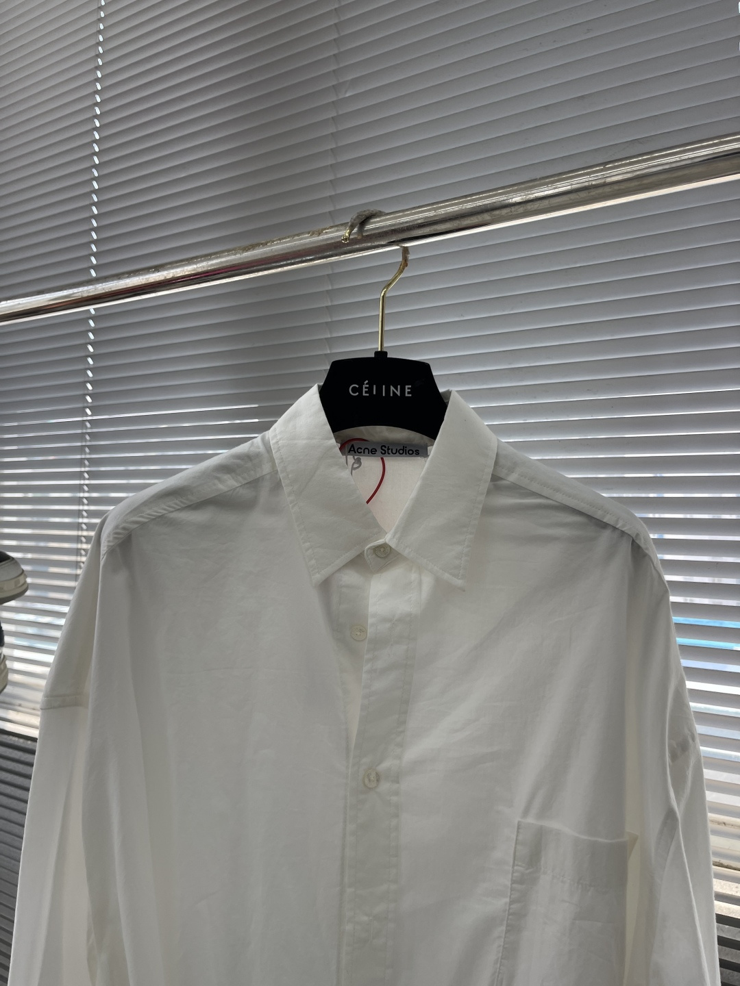 -Acne Studios 提花徽标衬衫定制瑬光天丝云柔缎 轻盈垂顺 舒适贴肤 以纯粹与洁净的白色做主色