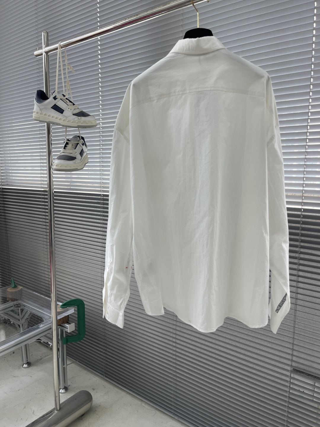 -Acne Studios 提花徽标衬衫定制瑬光天丝云柔缎 轻盈垂顺 舒适贴肤 以纯粹与洁净的白色做主色