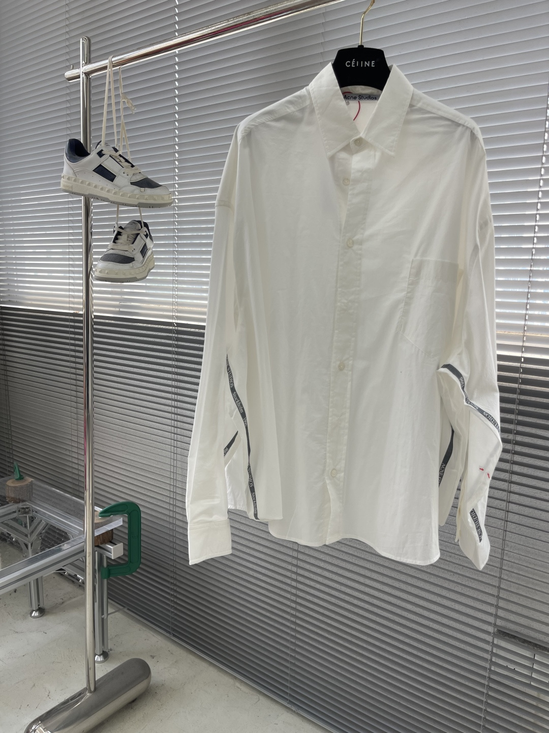 -Acne Studios 提花徽标衬衫定制瑬光天丝云柔缎 轻盈垂顺 舒适贴肤 以纯粹与洁净的白色做主色