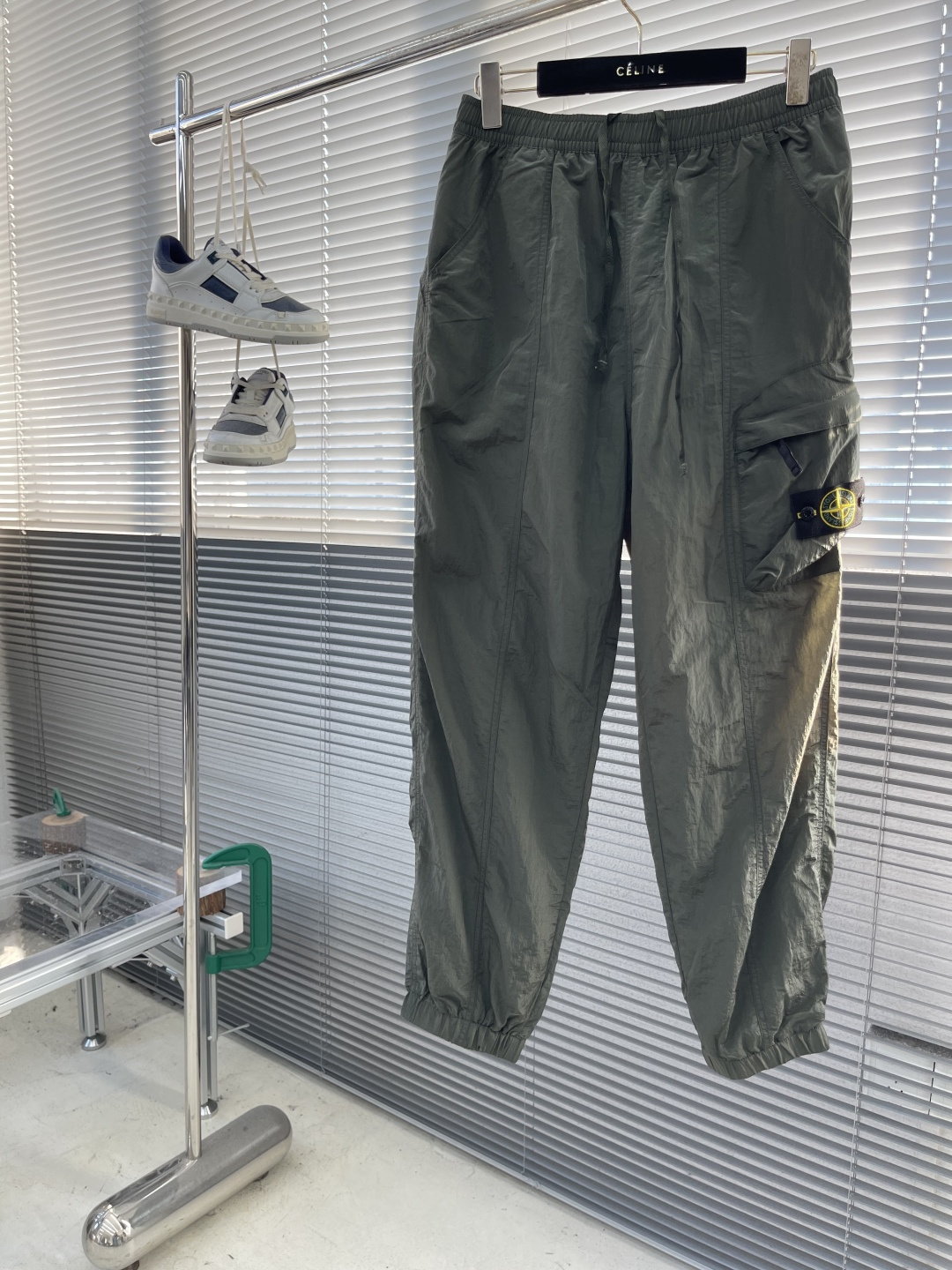 -Stone Island 2025秋冬新款工装风休闲卫裤透气性出色，通过立体剪裁的工艺和收口的裤脚，让