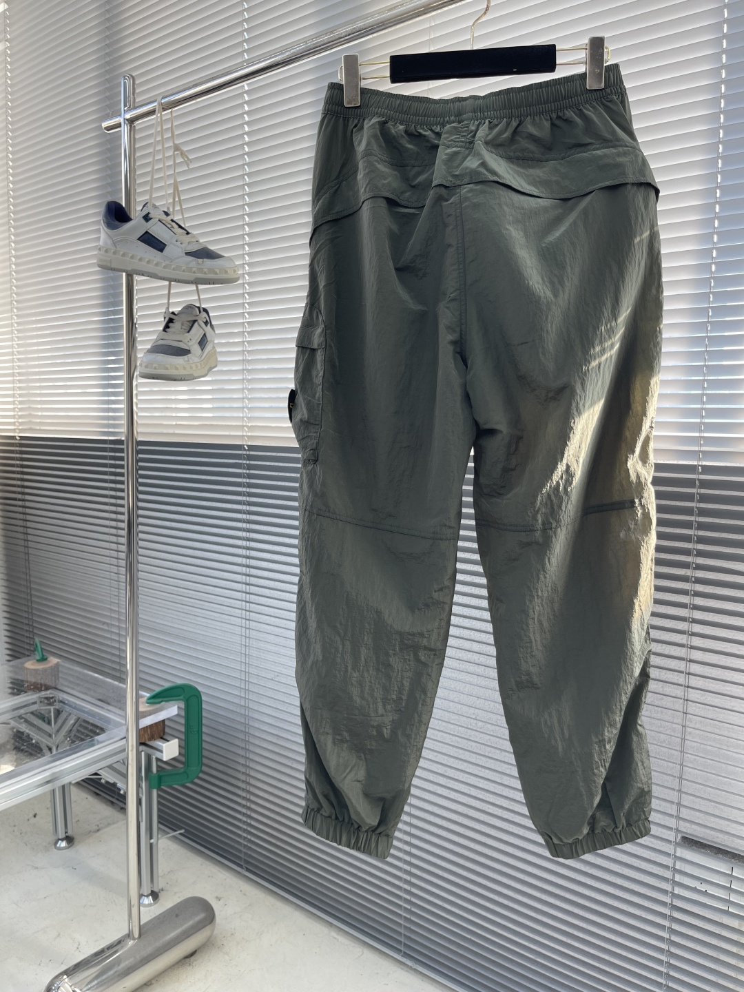 -Stone Island 2025秋冬新款工装风休闲卫裤透气性出色，通过立体剪裁的工艺和收口的裤脚，让