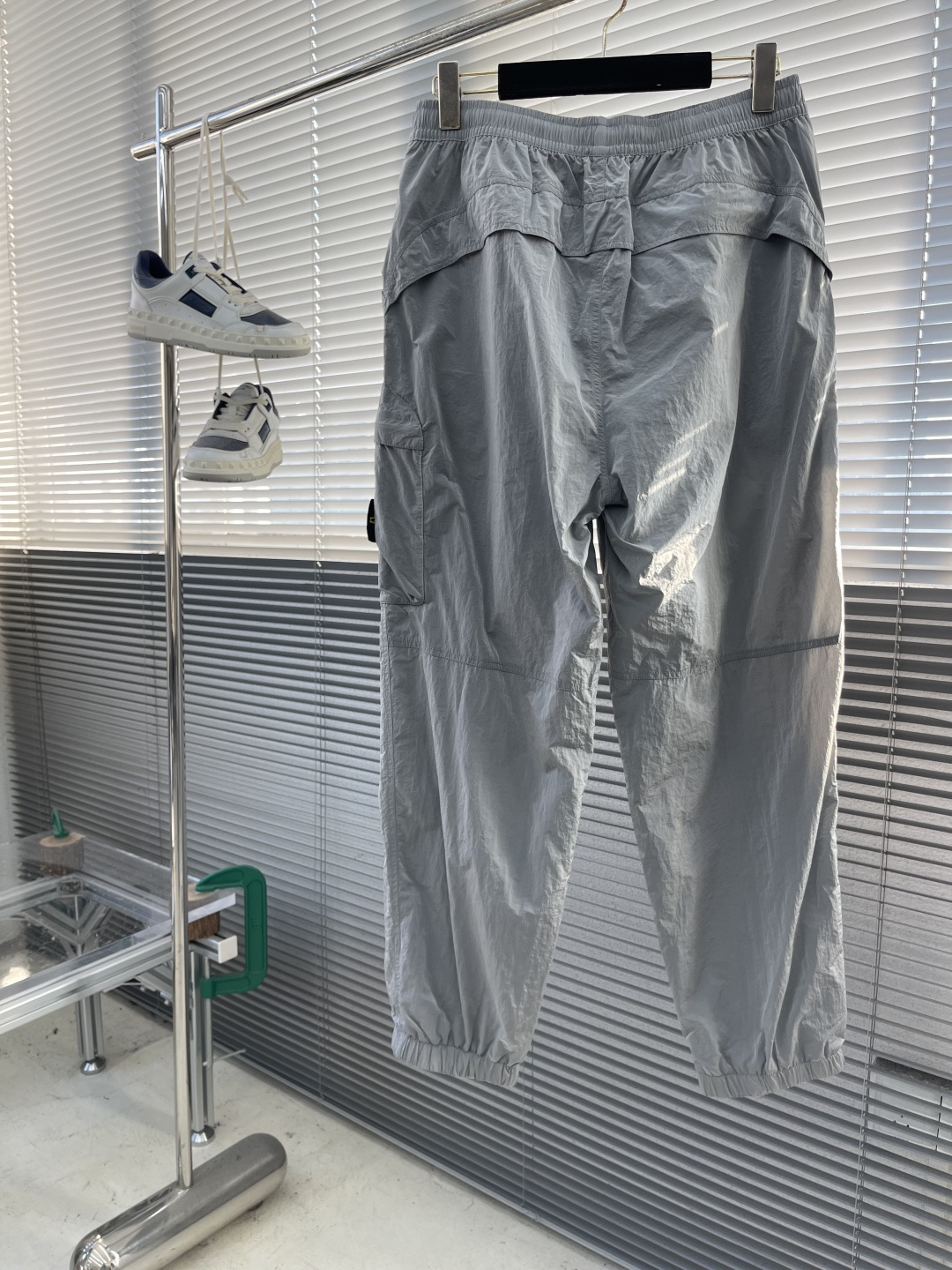 -Stone Island 2025秋冬新款工装风休闲卫裤透气性出色，通过立体剪裁的工艺和收口的裤脚，让