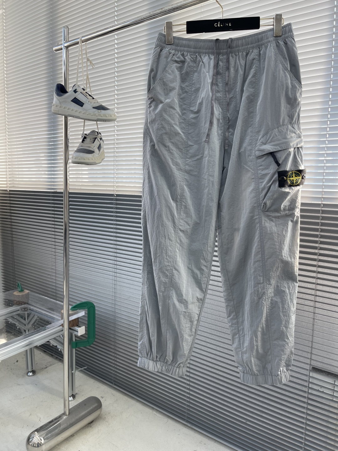 -Stone Island 2025秋冬新款工装风休闲卫裤透气性出色，通过立体剪裁的工艺和收口的裤脚，让