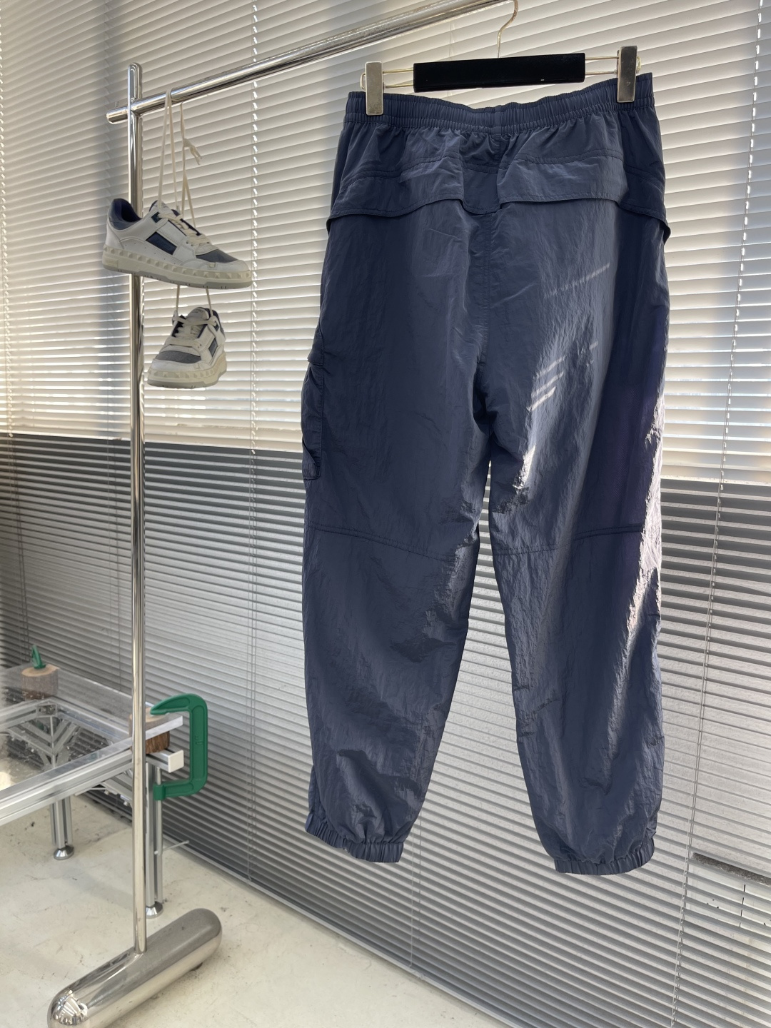 -Stone Island 2025秋冬新款工装风休闲卫裤透气性出色，通过立体剪裁的工艺和收口的裤脚，让