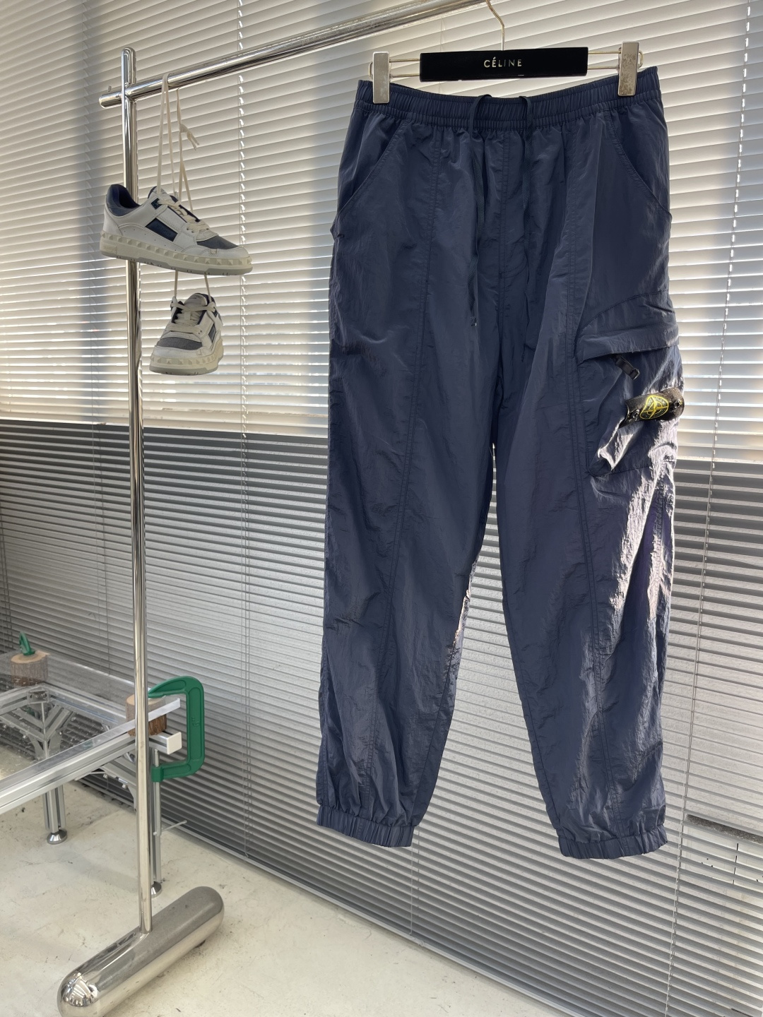 -Stone Island 2025秋冬新款工装风休闲卫裤透气性出色，通过立体剪裁的工艺和收口的裤脚，让