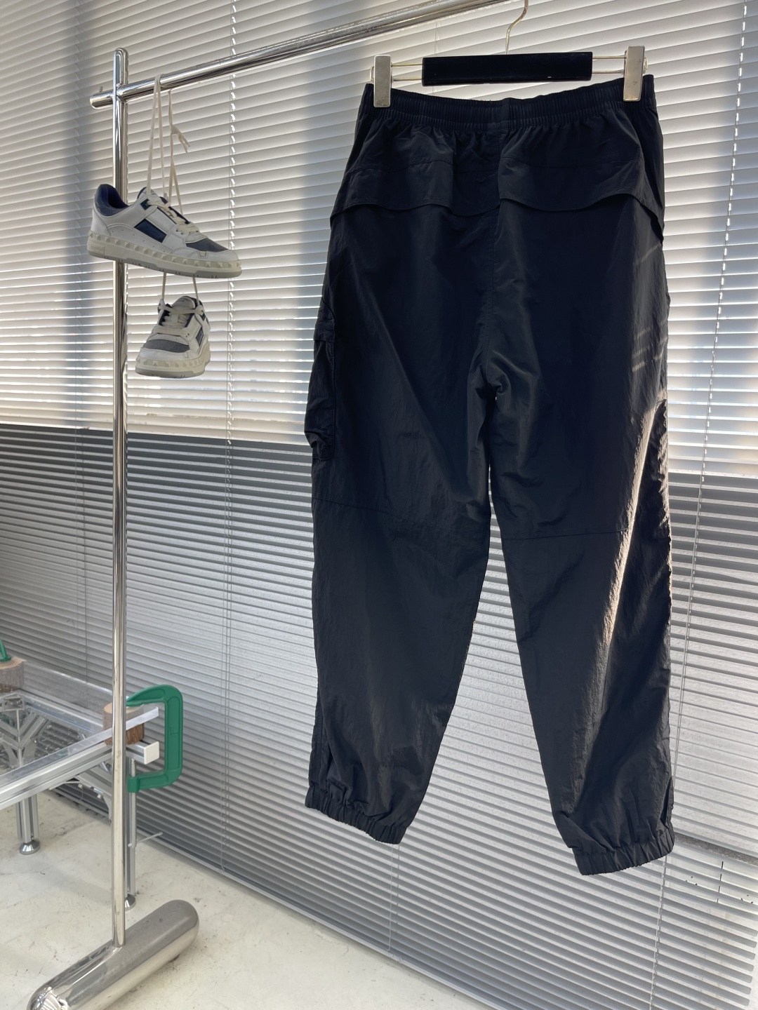 -Stone Island 2025秋冬新款工装风休闲卫裤透气性出色，通过立体剪裁的工艺和收口的裤脚，让