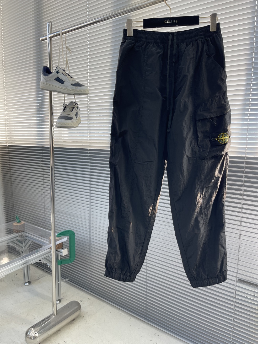 -Stone Island 2025秋冬新款工装风休闲卫裤透气性出色，通过立体剪裁的工艺和收口的裤脚，让