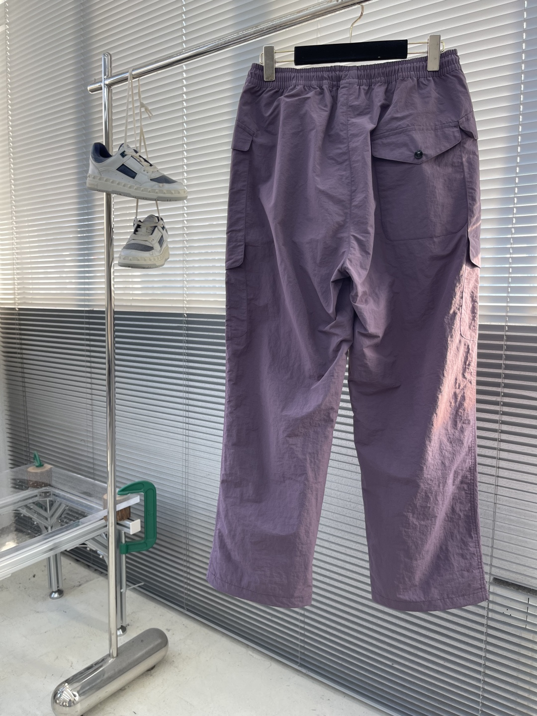 -CP 金属质感尼龙收口裤，标识性单品！富有科技感的金属尼龙面料，表面泛着淡淡的金属光泽！微皱褶皱处理，