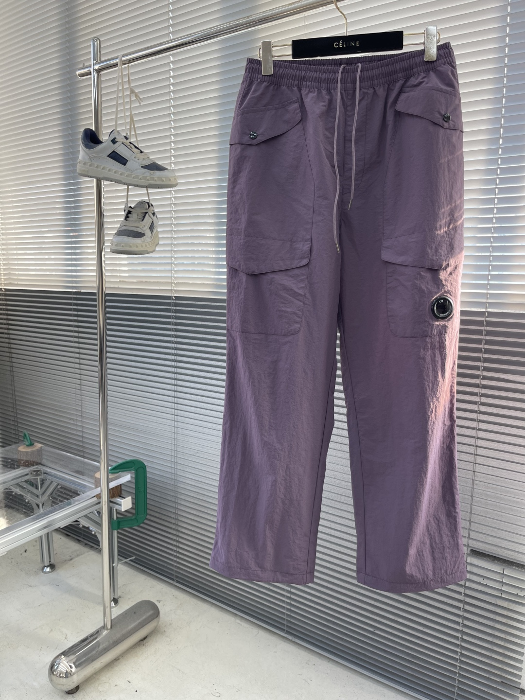 -CP 金属质感尼龙收口裤，标识性单品！富有科技感的金属尼龙面料，表面泛着淡淡的金属光泽！微皱褶皱处理，