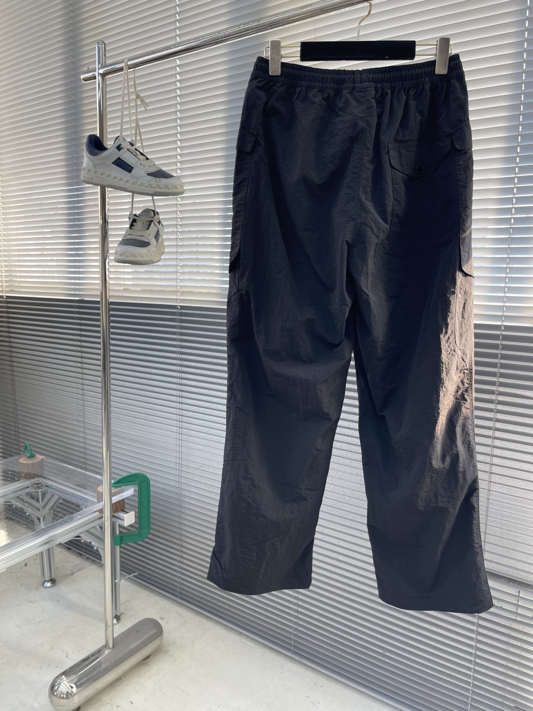 -CP 金属质感尼龙收口裤，标识性单品！富有科技感的金属尼龙面料，表面泛着淡淡的金属光泽！微皱褶皱处理，