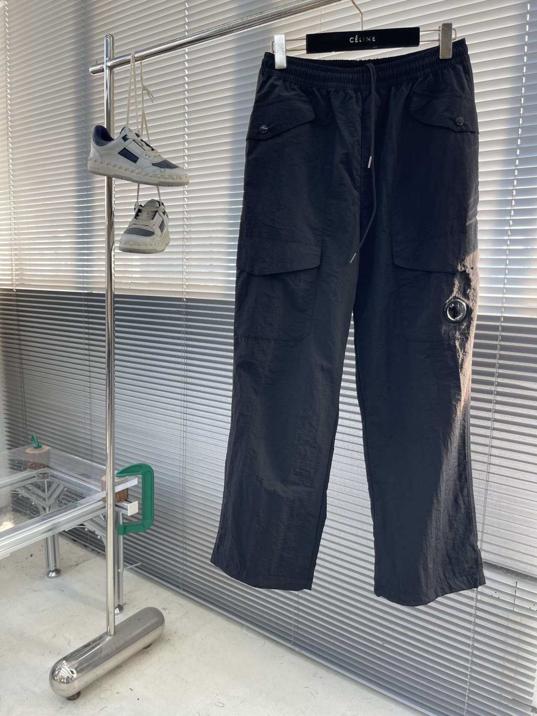 -CP 金属质感尼龙收口裤，标识性单品！富有科技感的金属尼龙面料，表面泛着淡淡的金属光泽！微皱褶皱处理，