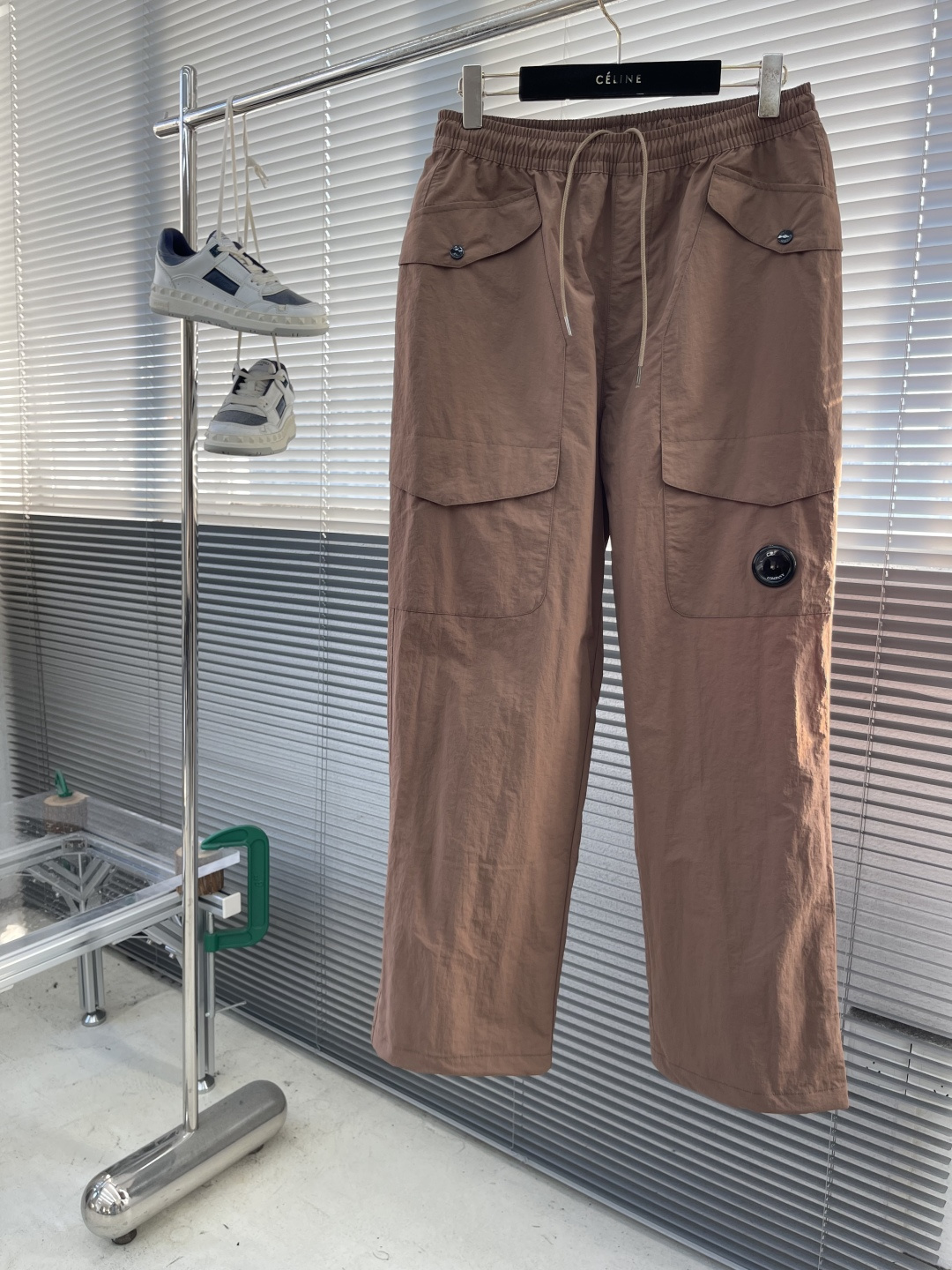 -CP 金属质感尼龙收口裤，标识性单品！富有科技感的金属尼龙面料，表面泛着淡淡的金属光泽！微皱褶皱处理，